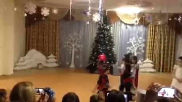 Играем разбойницу в саду смотреть онлайн