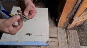 КАК СДЕЛАТЬ ДВЕРЦУ летнего выгула для КУР? своими руками, из подручного материала?