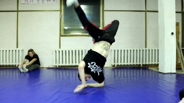 ТанцуетЛоктями-Break Dance Edition смотреть онлайн