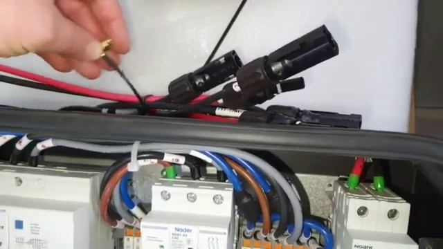 распаковка гибридного инвертора 8кВт Solax 8 SD 480p смотреть онлайн