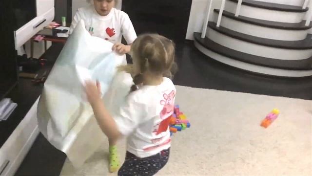 ЗМЕЯ против ЯЩЕРИЦЫ! Гонки игрушечных РОБОТОВ! Напугали МАМУ! Toy robots race! Snake VS Lizard! смотреть онлайн