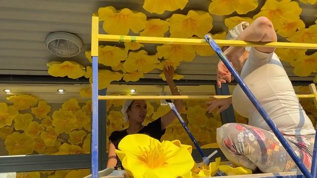 Мастер класс по ростовому цветку 2.5м. СЕРЬЕЗНО? Оформление витрины большими цветами смотреть онлайн