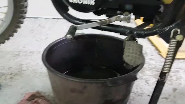 Как поменять масло на мотоцикле, Ekonik, китайский эндуро, жесть смотреть до конца, эффект неожидае смотреть онлайн