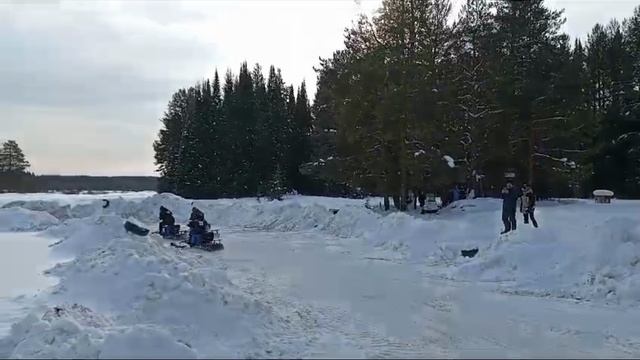 Мы с моим папой смотрим на мотособак!