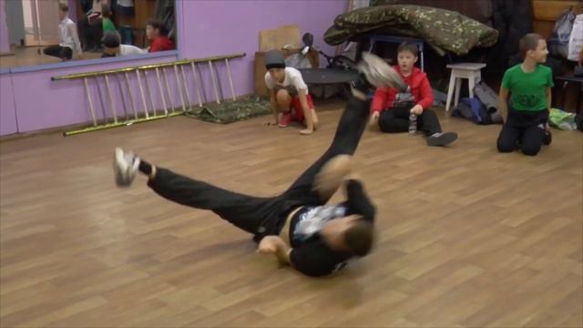 Брейкинг - это один из видов танцевального искусства. Ещё его называют «уличным танцем». смотреть онлайн