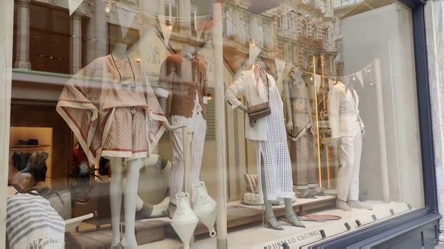 Summer Fashion: Look Fabulous in Dresses And Bright Colors! Street Fashion in London. Street Style смотреть онлайн