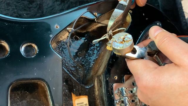 COMPLETE Pickup & Pickguard Swap Out! (Fender Strat) смотреть онлайн