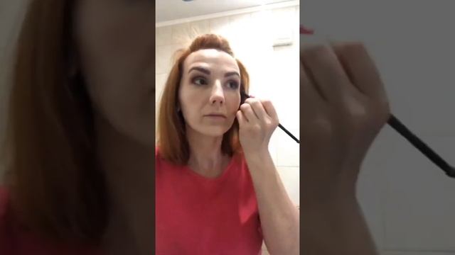 Макияж с новинками каталога: жидкий хайлайтер и помада 5 в 1 с глянцевым финишем