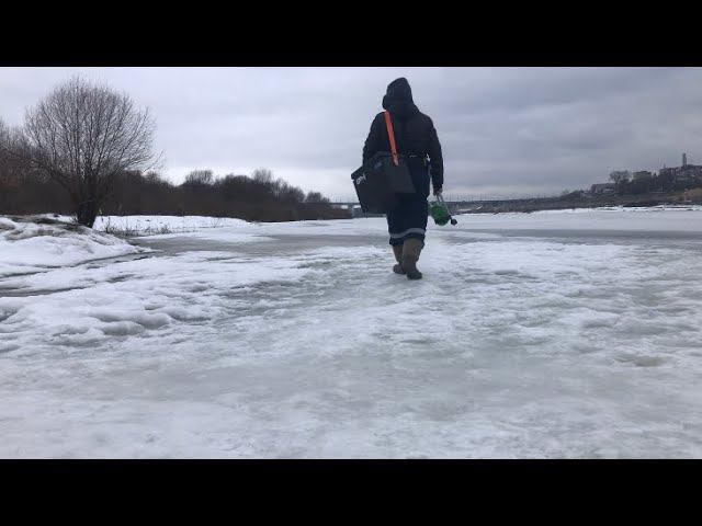 РЫБАЛКА НА ОКЕ/ Опасный ЛЁД на РЕКЕ/ РЫБА КЛЮЁТ/ Река начала ТАЯТЬ смотреть онлайн