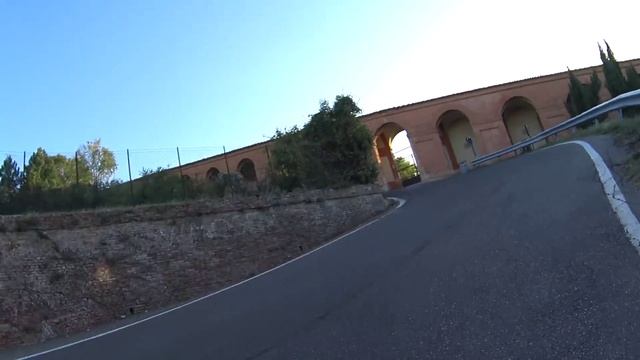 [Bologna] da Piazza Maggiore a San Luca in bicicletta смотреть онлайн