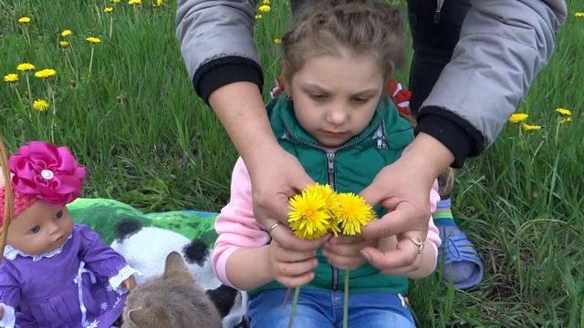 Как плести венок из одуванчиков. Уроки для девочек смотреть онлайн