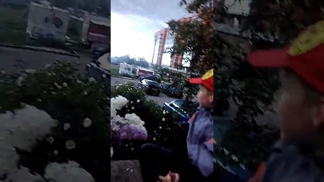 Малой торгует на улице цветами)0 СМЕХ #1
