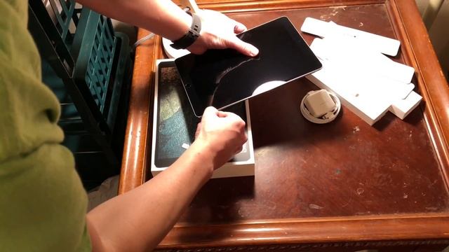 10.5 iPad Pro and Pencil unboxing and setup смотреть онлайн