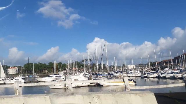 Отдых в Франции. Стоянка яхт в порту Капретон на побережье Атлантического океана. смотреть онлайн