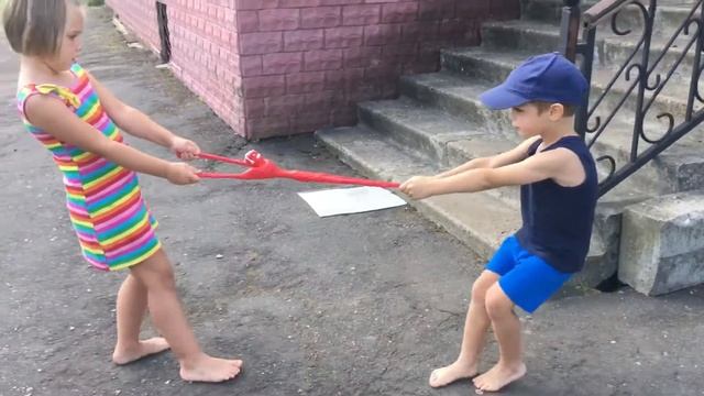 Игрушка тянучка VACMAN Stretch Armstrong смотреть онлайн