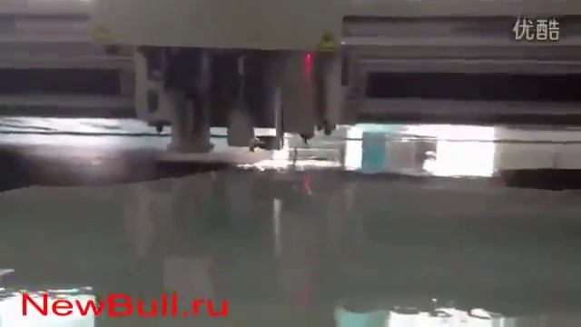 Планшетный режущий плоттер DCZ в процессе вырезания многослойных элементов тканевой выкройки, режущ смотреть онлайн