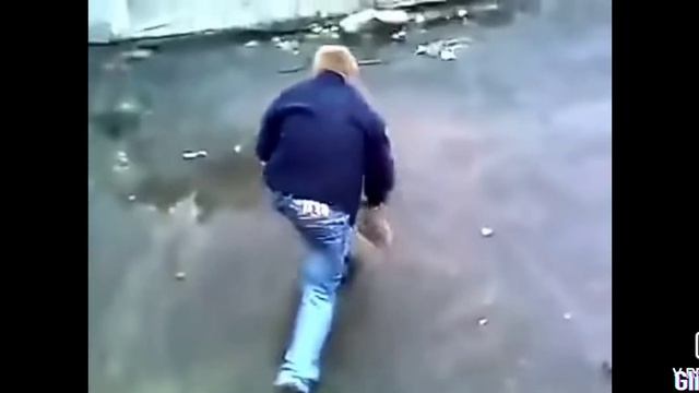 МАЛЬЧИК ПОДСКОЛЬЗНУЛСЯ, НО ЕГО ДРУГ НЕ СМОГ ЕМУ ПОМОЧЬ. смотреть онлайн