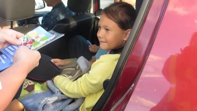 Сотрудники Управления ГИБДД вручили подарки водителям, которые соблюдают правила перевозки детей смотреть онлайн
