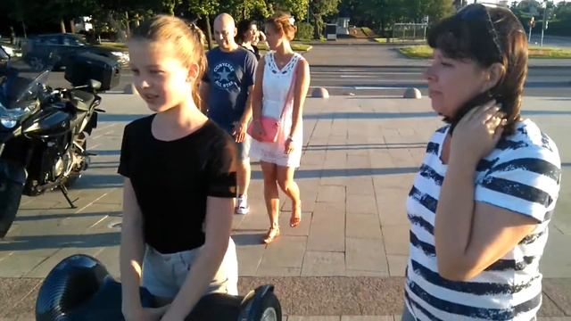Катюша катается на гироскутер по смотровой на воробьевых горах смотреть онлайн