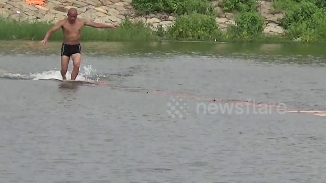 Шаолиньский монах пробежал по воде как по земле смотреть онлайн