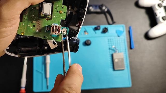 DualSenses vs DualShock 4 - сравниваю конструкцию с точки зрения ремонта PS5 PS4 смотреть онлайн