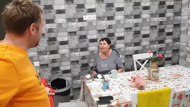 ВЕСЕЛЬЕ БАБУШКА РАДУЕТСЯ НОВЫЙ МАНИКЮР смотреть онлайн