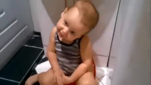 Маленький мальчик поет,сидя на горшке. смотреть онлайн