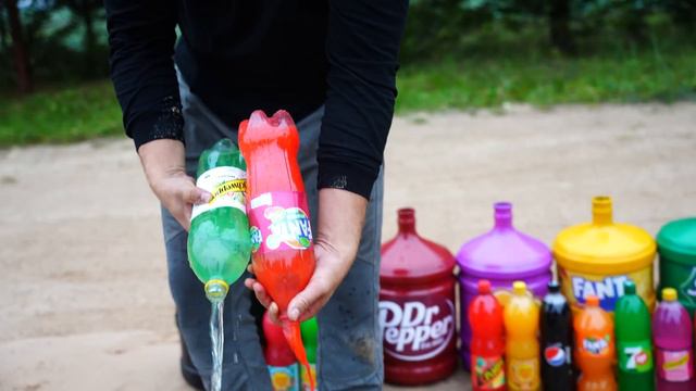 Giant Toothpaste Eruption from Spaceship pit, Big Coca Cola, Mtn Dew, Sprite, Pepsi and Mentos смотреть онлайн