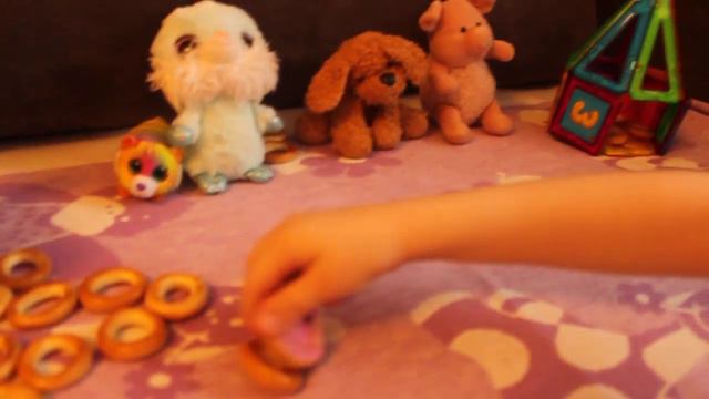 Математика с Есенией. Занятие № 2 "Считаем и делим сушки с Глазасей и другими игрушечками" смотреть онлайн