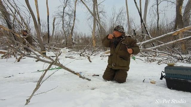 Карась в снежную погоду на Донском озере . смотреть онлайн