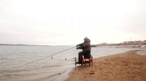 Поиск перспективной точки для ловли на фидер в зимний период