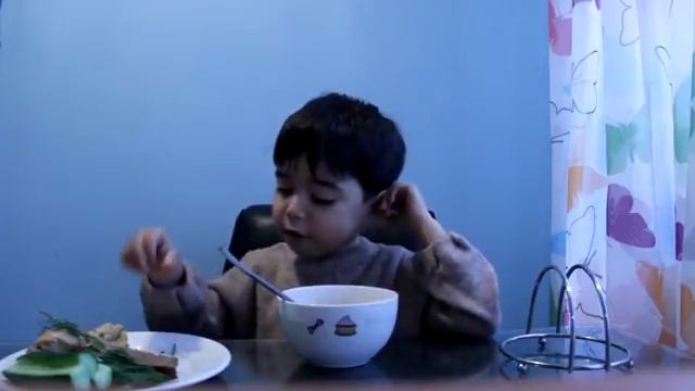 Едим суп,завлекаем шоколадным яйцом,  разочарование