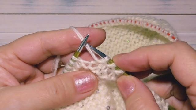 Шапка спицами из пряжи с пайетками  ализе ангора голд Star.