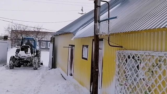 Зима в деревне.[ Как быстро очистить двор от снега.] смотреть онлайн