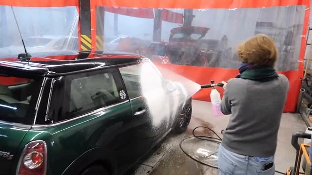Как я самостоятельно мыл машину на автомойке. Процесс мойки машины. смотреть онлайн