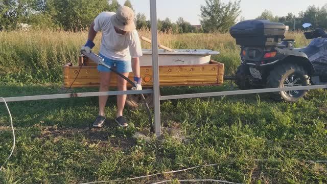 10. Устанавливаю забор из профнастила