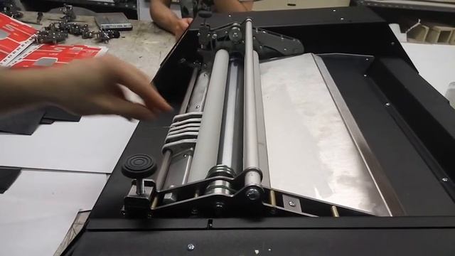 Клеемазательная, термоклеевая машина Gluecover-1506. Склейка кожи. Мягкой и жесткой. смотреть онлайн