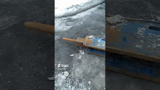 Валяется гидромолот от экскаватор погрузчика на улице #Shorts смотреть онлайн