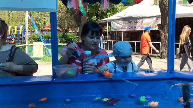 Детская рыбалка на магнитах . Ловим рыбу в озере в Парке . IVAN KID . смотреть онлайн