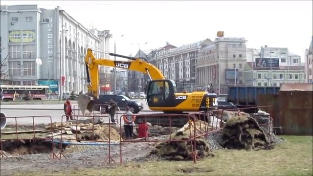 Экскаватор долбит ковшом плиту Excavator JCB and plate смотреть онлайн