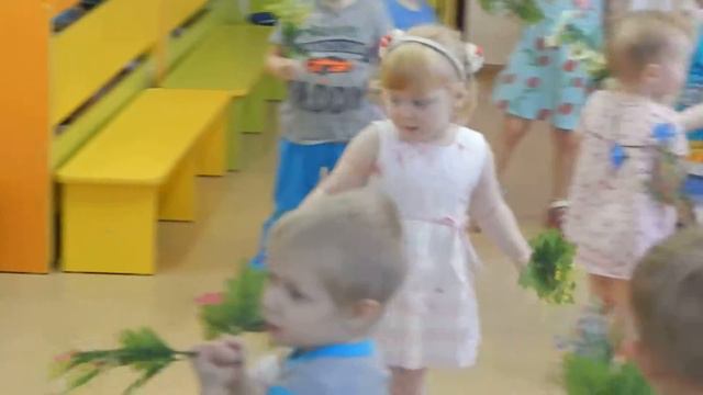 Танец с цветами для мамочек смотреть онлайн