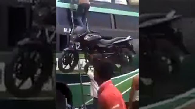 Серьёзный индийский грузчик смотреть онлайн