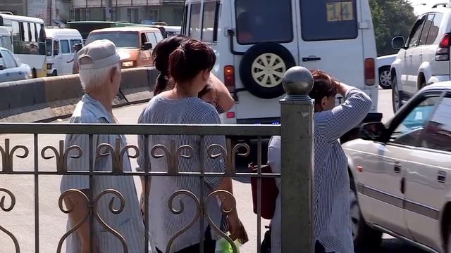 Пробка длиной в 20 метров, шум базара и гул сигналов! смотреть онлайн