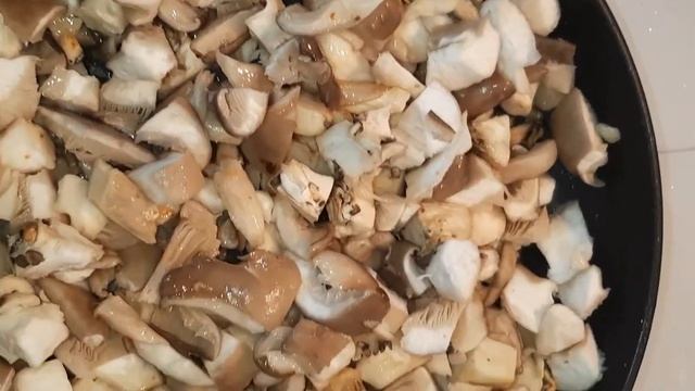 Куриная грудка с грибным соусом. Приготовить куриную грудку. Сливочно-грибной соус. смотреть онлайн