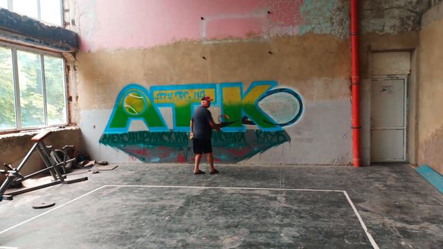 На стенке учимся мочить хавкортный высокий мяч полусмэшем-кнутом