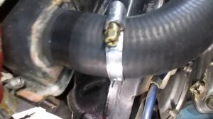 Как уберечь патрубки от хомутов.)