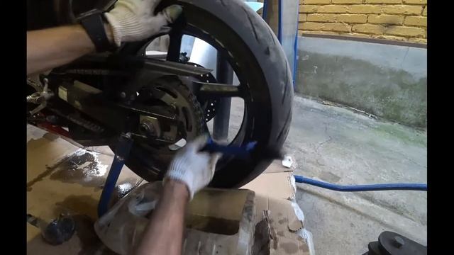 Тщательное чистка цепи на мотоцикле смотреть онлайн