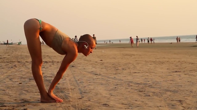 Девушка на пляже смотреть онлайн