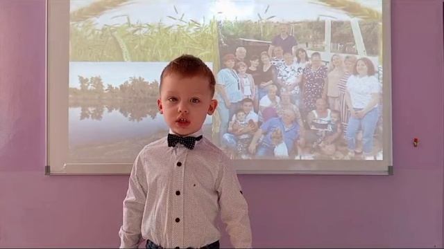 "Я узнал,  что у меня", Владимир Орлов.
Читает воспитанник группы "Звоночки".