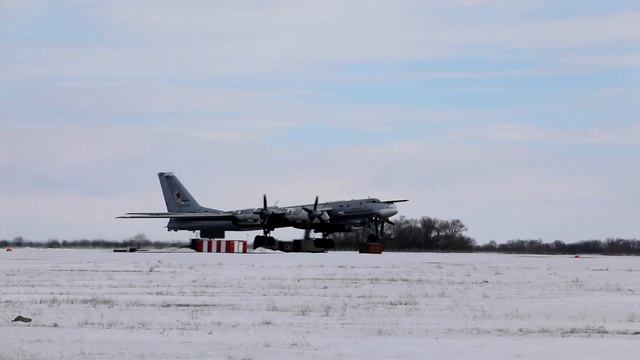 На аэродроме Энгельс прошли плановые полеты стратегических ракетоносцев Ту-95мс смотреть онлайн